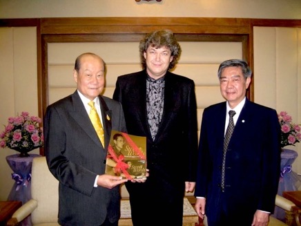 Presentig Royal project to HE Eduction Minister Dr. Wichit Srisaarnt.jpg